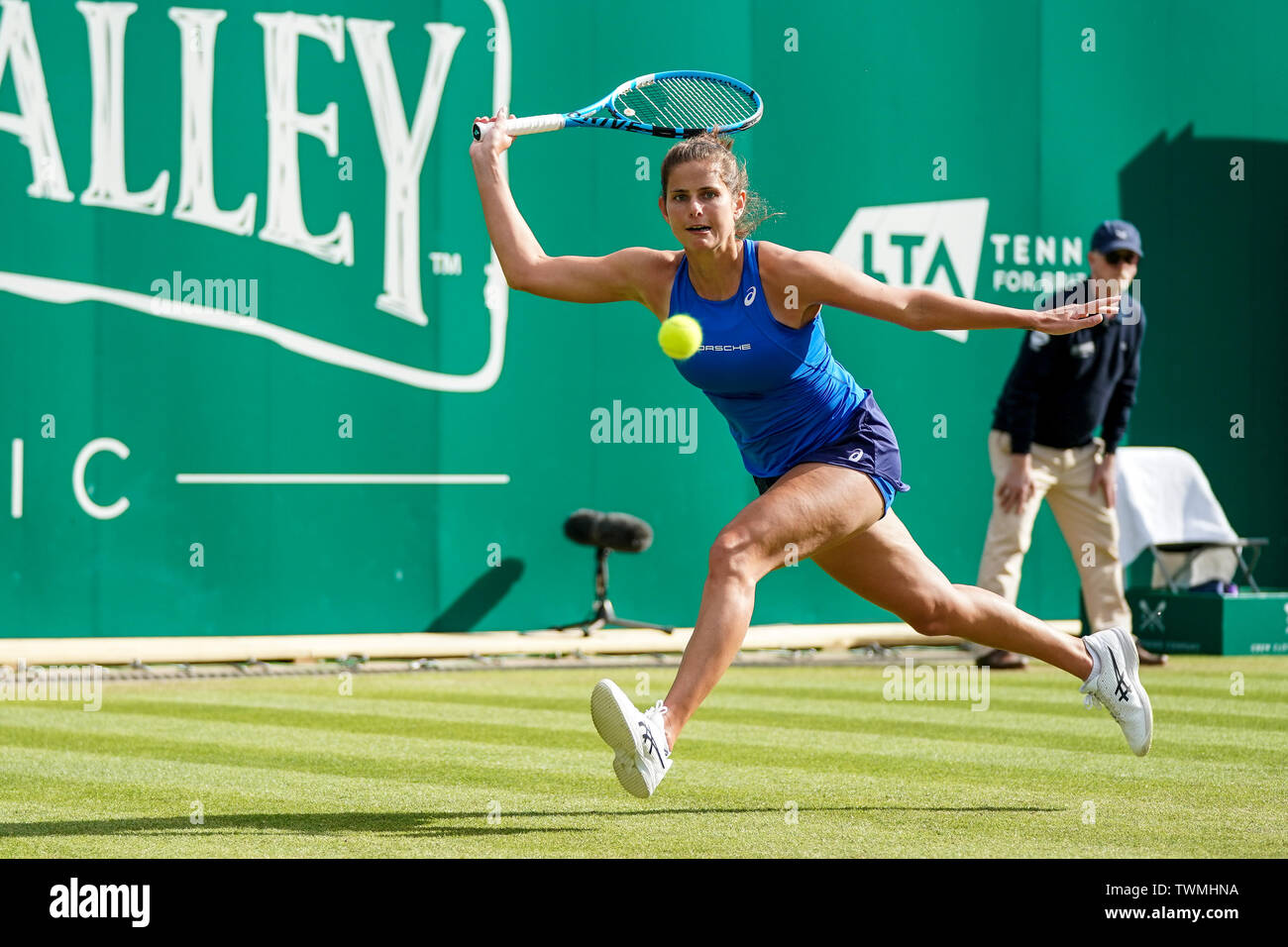 Club Prieuré Edgbaston, Birmingham, UK. 21 Juin, 2019. Nature Valley WTA tennis Classic tournoi ; Julia Goerges (GER) frappe un coup droit d'exécution dans son match contre Yulia Putintseva quart (KAZ) Credit : Action Plus Sport/Alamy Live News Banque D'Images