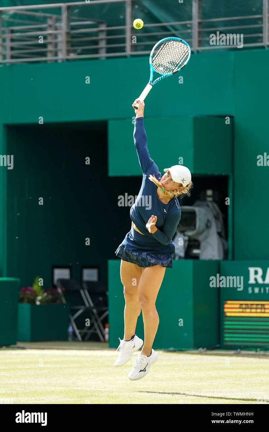 Club Prieuré Edgbaston, Birmingham, UK. 21 Juin, 2019. Nature Valley WTA tennis Classic tournoi ; Yulia Putintseva (KAZ) sert à son encontre match quart Julia Goerges (GER) : Action de Crédit Plus Sport/Alamy Live News Banque D'Images