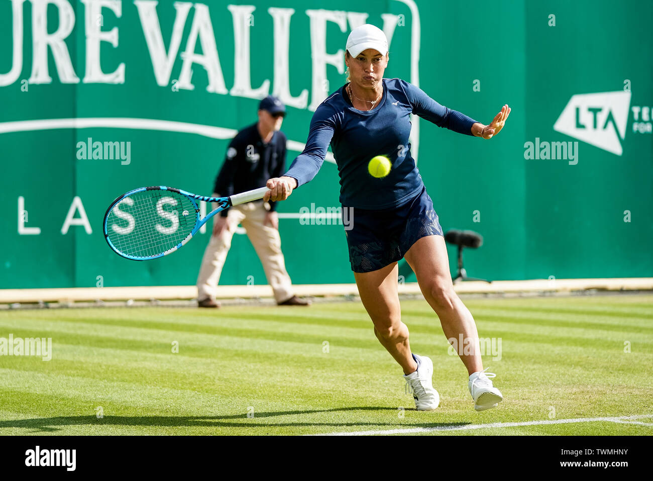 Club Prieuré Edgbaston, Birmingham, UK. 21 Juin, 2019. Nature Valley WTA tennis Classic tournoi ; Yulia Putintseva (KAZ) frappe un coup droit dans son contre Julia Goerges match quart (GER) : Action de Crédit Plus Sport/Alamy Live News Banque D'Images