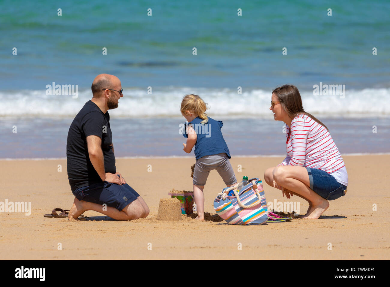 Cornwall, Angleterre, Royaume-Uni. Météo France : Vendredi 21 juin 2019. Lumière du soleil chaude arrive sur les parties du Royaume-Uni y compris Harlyn Bay à Cornwall comme ces visiteurs plage découverte. Une famille profiter du soleil à sable à Harly Bay, Cornwall pendant un été chaud jour Crédit : DGDImages/Alamy Live News Banque D'Images