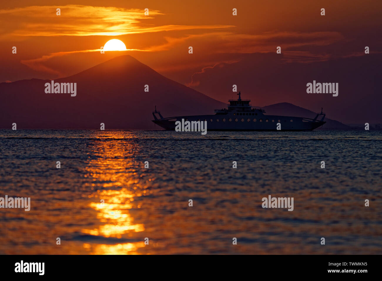 L'Eretria À Oropos bateau voiles alors que le soleil se couche sur le port, en bord de ville d'Oropos Banque D'Images