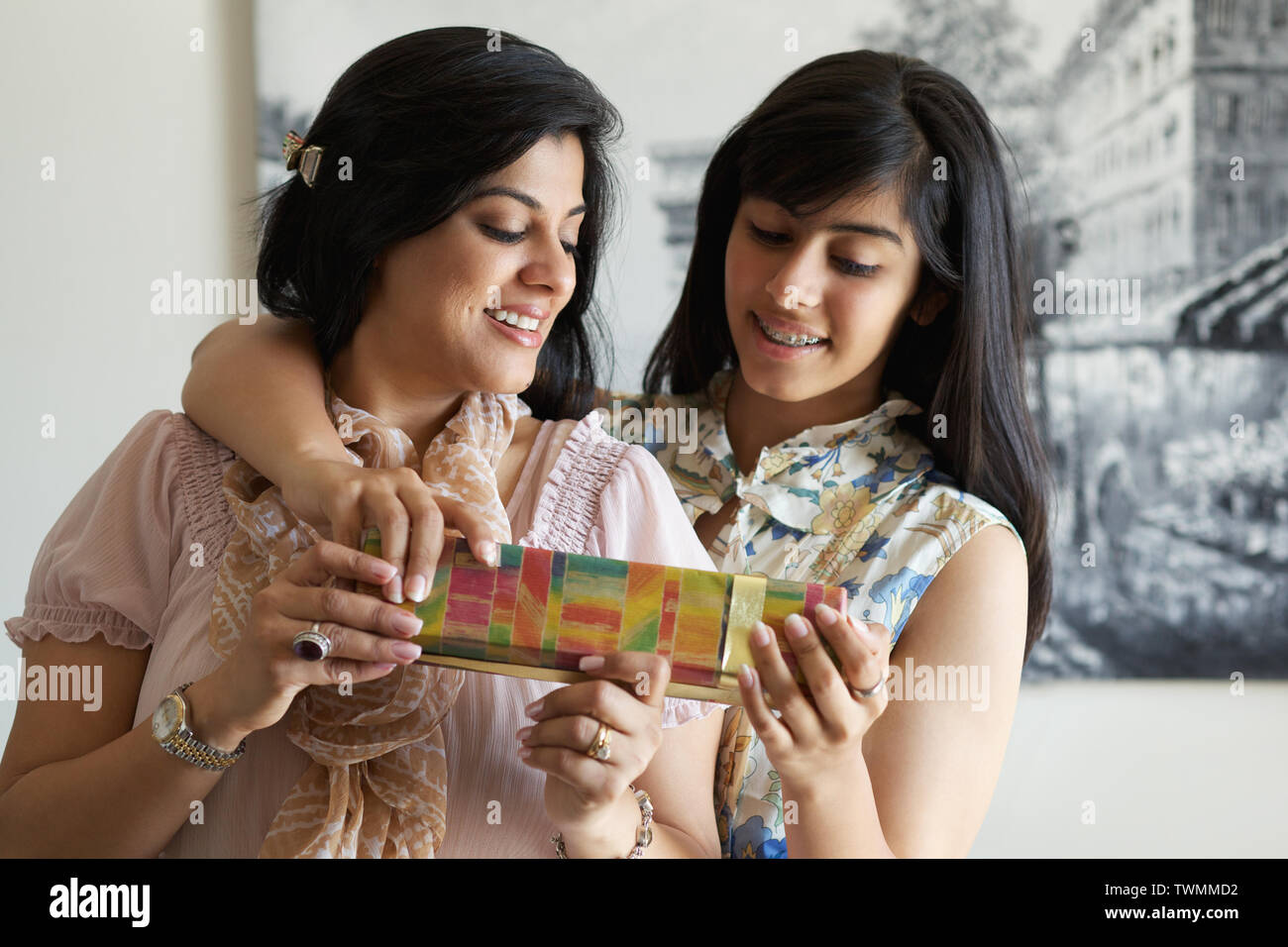 Mère et fille tenant un cadeau Banque D'Images