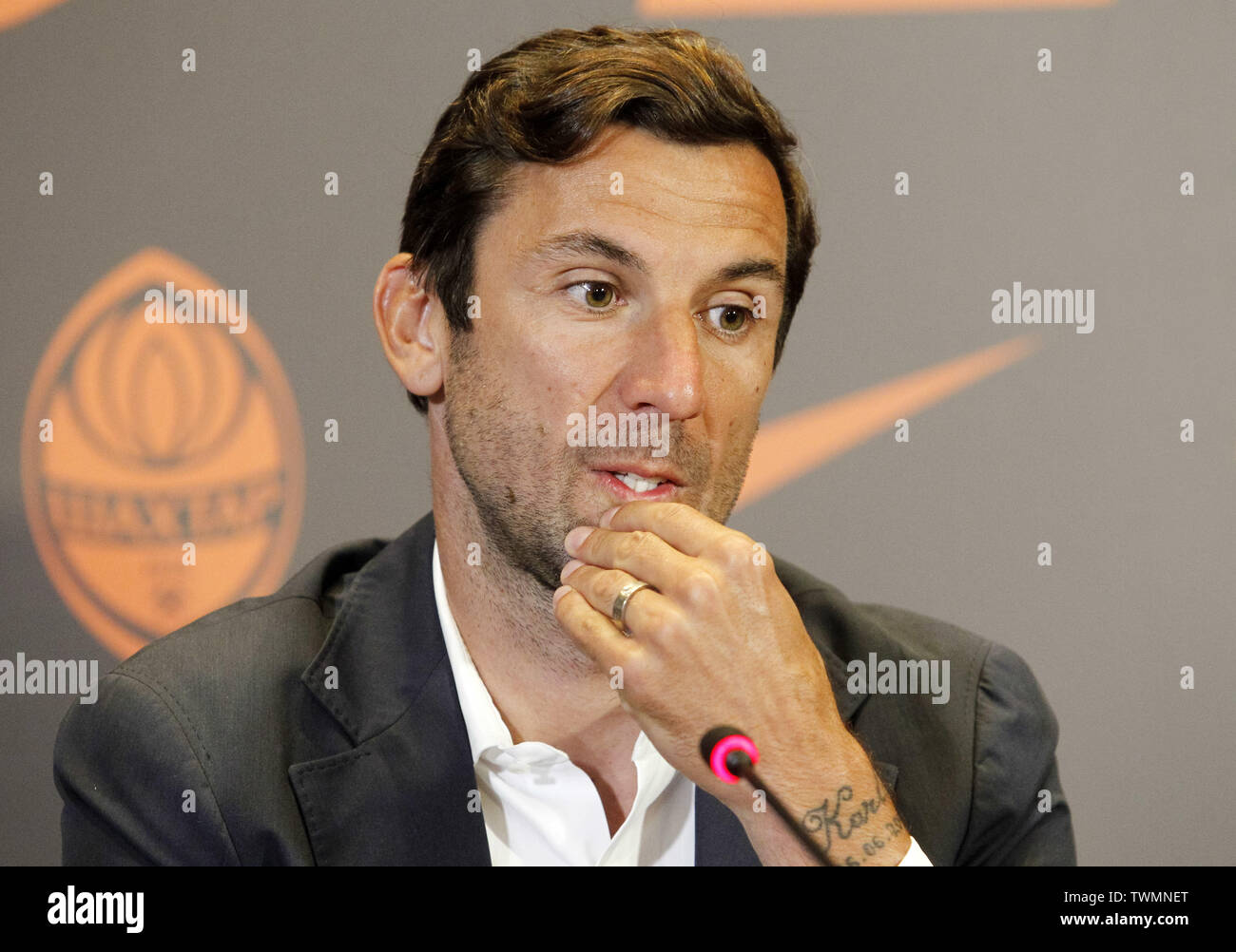 21 juin 2019 - Kiev, Ukraine - DARIJO SRNA , l'ancien capitaine du Shakhtar Donetsk et de la Croatie, de l'équipe nationale parle au cours de sa première conférence de presse en tant qu'assistant manager pour le FC Shakhtar Donetsk, à Kiev, Ukraine, le 21 juin 2019. (Crédit Image : © Serg Glovny/Zuma sur le fil) Banque D'Images