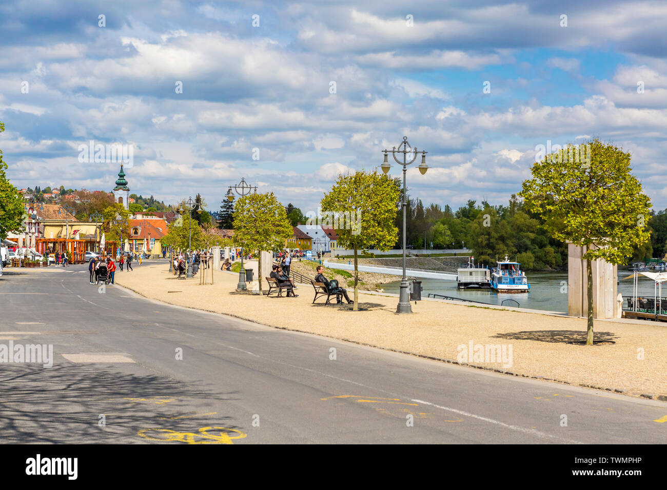 Les touristes se détendre au bord de la Danube sur un matin de printemps ensoleillé à Szentendre, Hongrie Banque D'Images