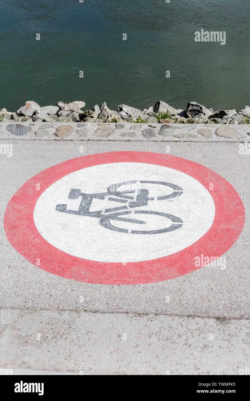 Gros plan d'un panneau routier cycliste attention peint sur une piste cyclable à côté du Danube, Szentendre, Hongrie Banque D'Images