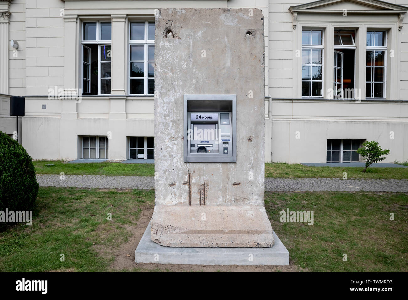 Berlin, Allemagne. 21 Juin, 2019. La sculpture 'Statue de la liberté par le duo d'artistes Elmgreen et Dragset se tient dans la cour de la Hamburger Bahnhof. La sculpture à partir de 2018 se compose d'un segment en béton du mur de Berlin, dans lequel une functionless distributeur est intégré. Le travail a été donné par le collectionneur Heiner Wemhöner et est présenté comme une sculpture extérieure permanente. Credit : Christoph Soeder/dpa/Alamy Live News Banque D'Images