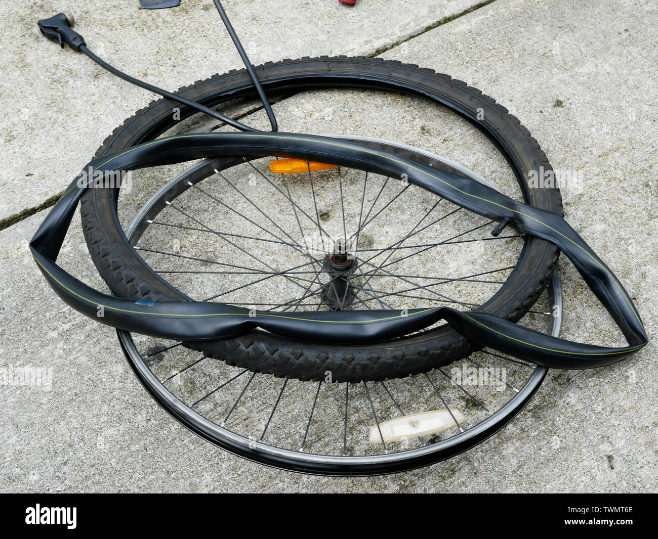 Jante d'un pneu de vélo à plat avec le robinet d'une pompe manuelle Photo  Stock - Alamy