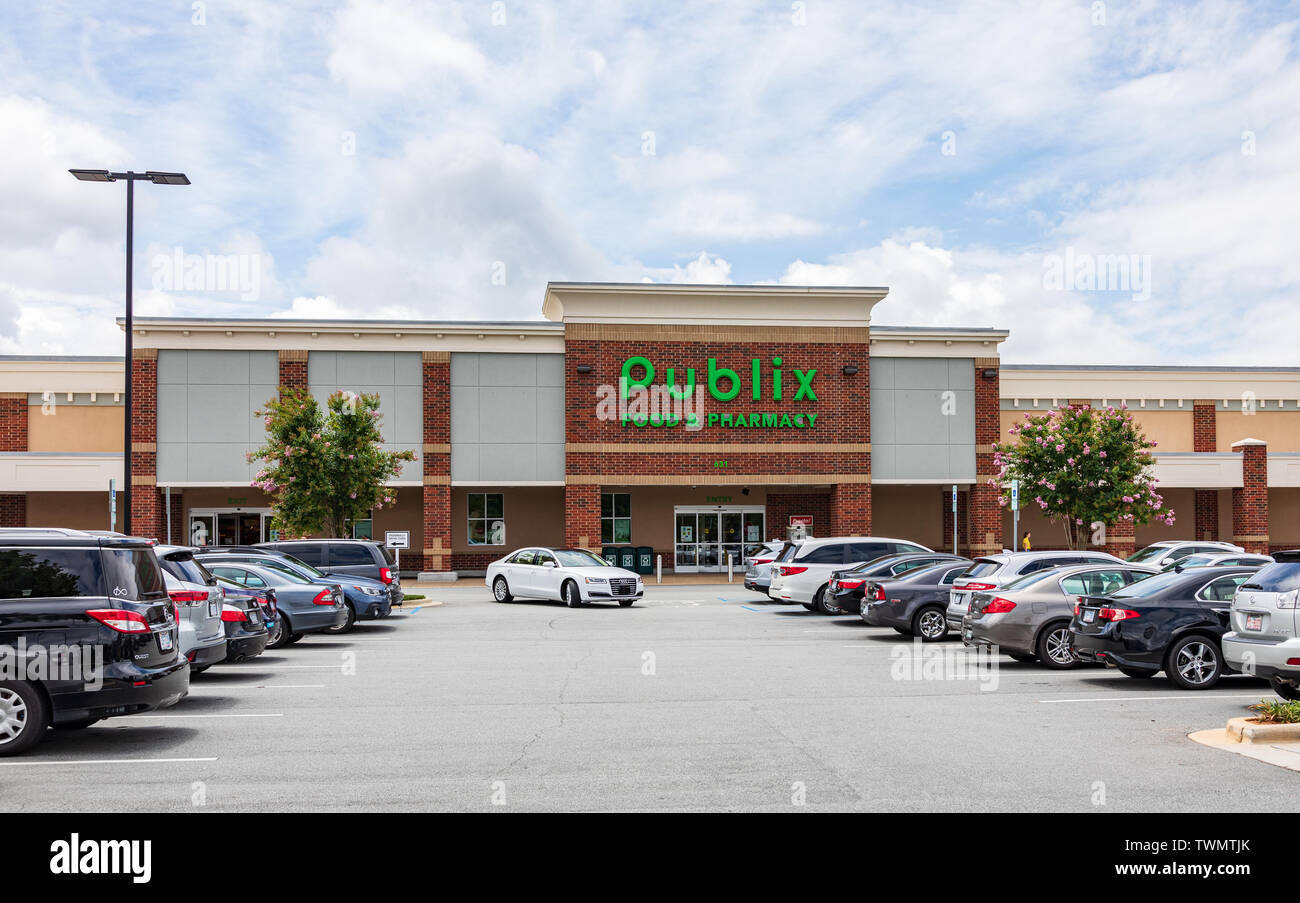 MOORESVILLE, NC, USA - Le 19 juin 2019 : Publix Food & Pharmacy building occupé et parking. Banque D'Images