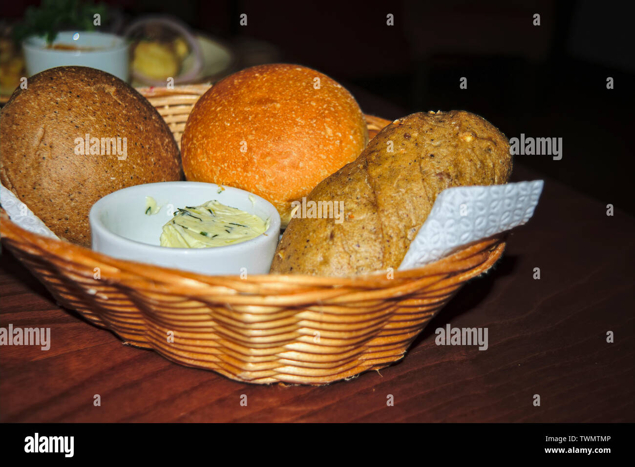 Délicieux, du pain frais de divers choix dans un panier de paille. Banque D'Images