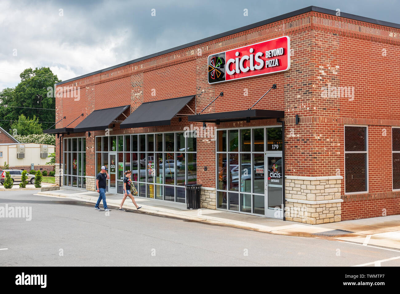 STATESVILLE, NC, USA - Le 19 juin 2019 : Un Cicis locale au-delà de la Pizza Restaurant, avec les clients qui entrent dans le bâtiment. Banque D'Images