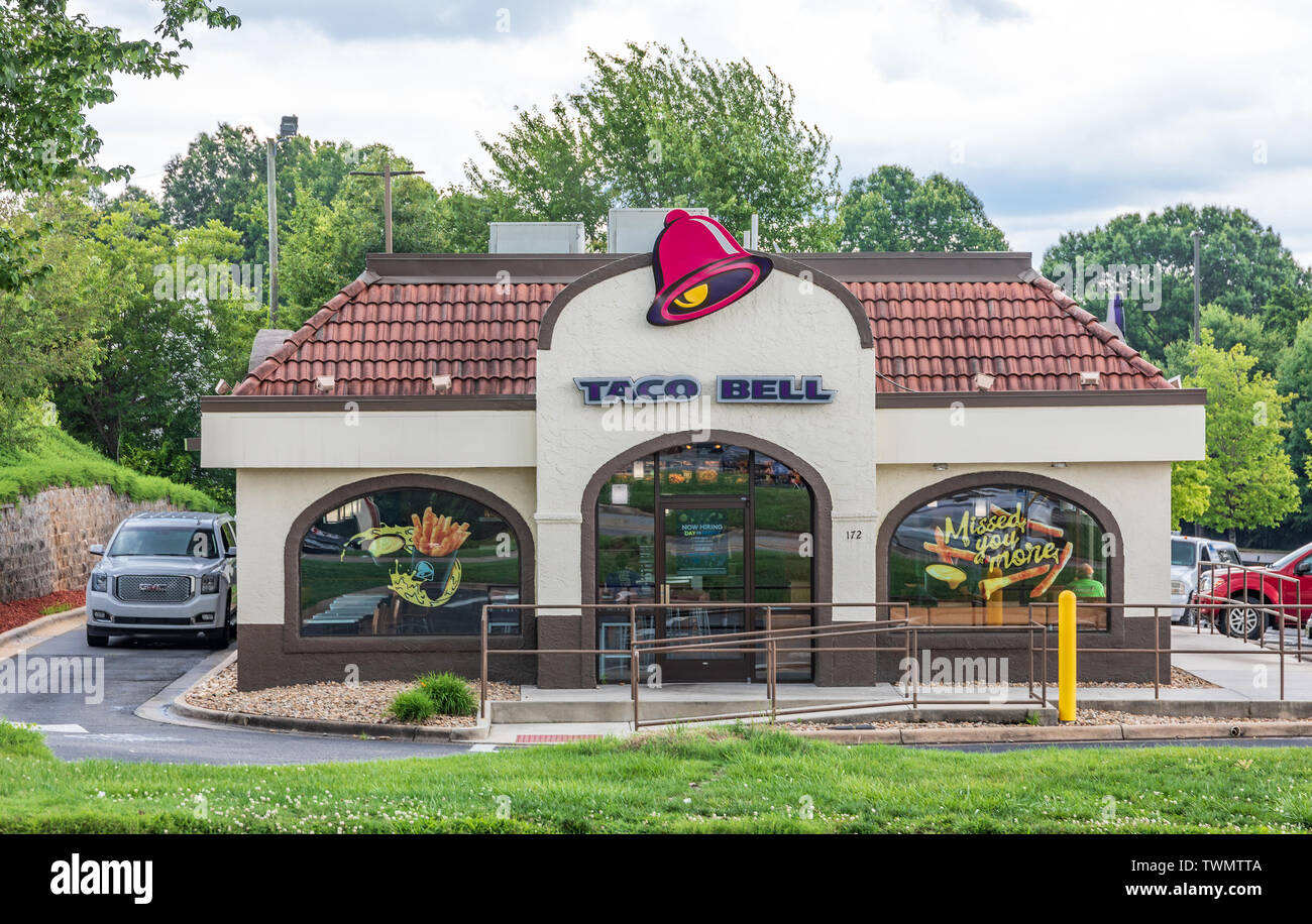 STATESVILLE, NC, USA - Le 19 juin 2019 : Un TacoBell fast food restaurant bâtiment. Banque D'Images