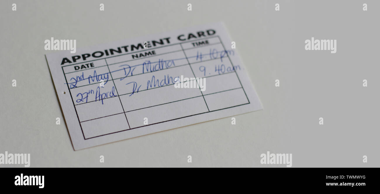 Libre de woman's hand holding carte de visite avec les rendez-vous chez le médecin. SurgeryWales GP, Royaume-Uni, avril 2019 Banque D'Images