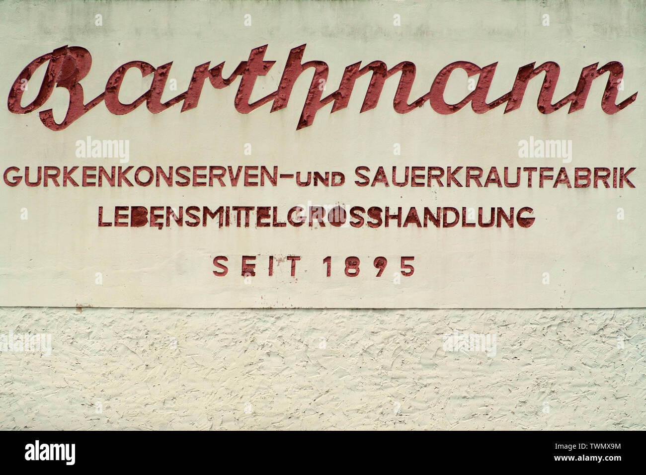 Hanau, Allemagne - 16 juin 2019 : Le logo et l'inscription d'un Barthmann concombre choucroute en conserve et l'usine à un vieux bâtiment d'entreprise en Juin Banque D'Images