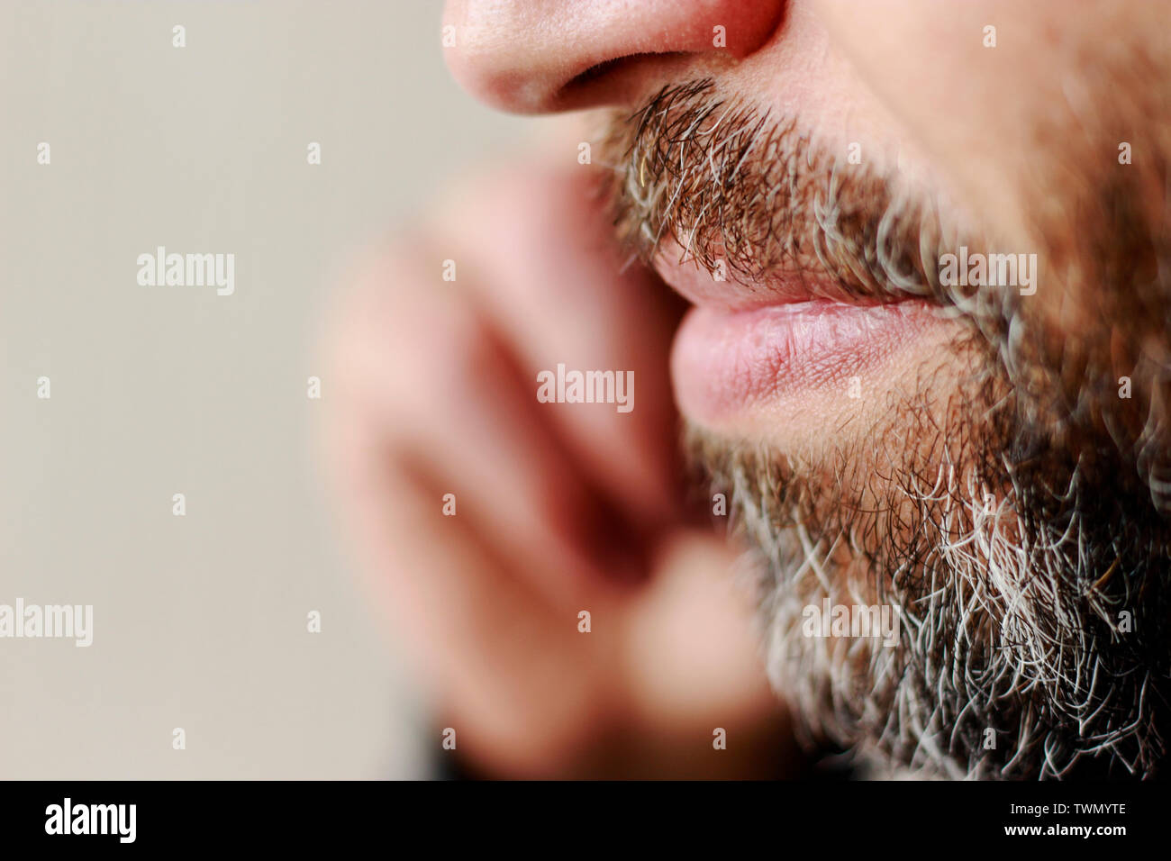 Londres, Angleterre - Mars, 2019 : Nokia 3310 Téléphone Mobile Nokia, l'un des téléphones les plus populaires d'abord, lancé en septembre 2000. L'homme parle/holding Banque D'Images