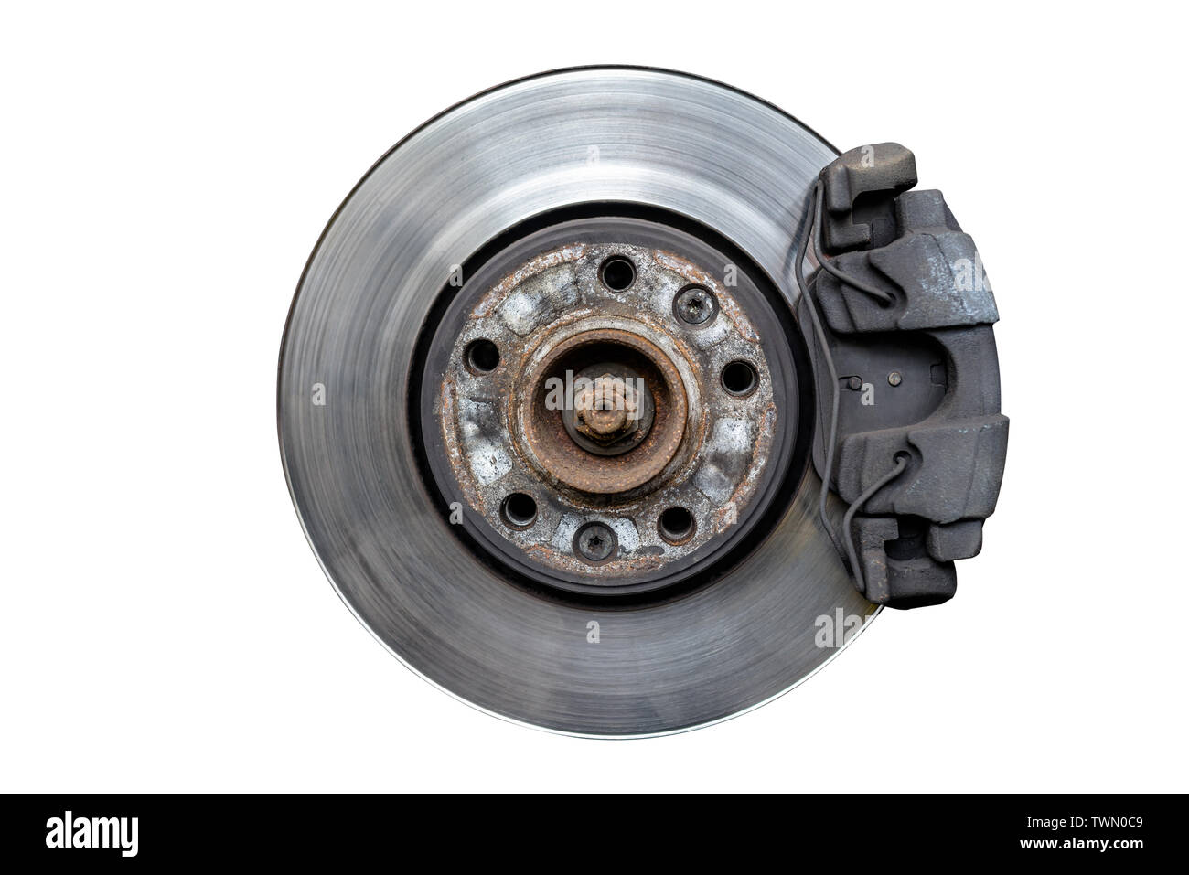 Disques de frein avant avec les plaquettes de frein et d'étrier dans la voiture, isolé sur un fond blanc avec un chemin de détourage. Banque D'Images