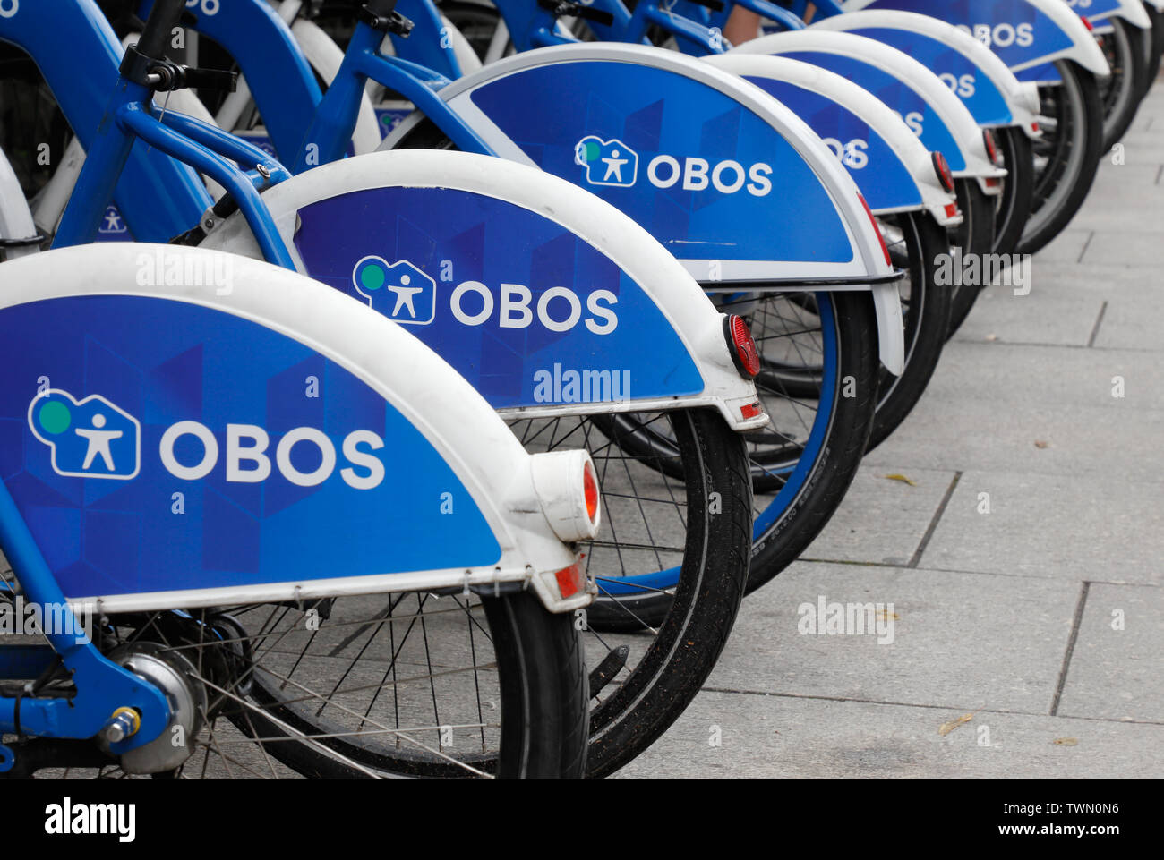 Oslo, Norvège - 20 juin 2019 : une rangée d'Obos en stationnement de vélos de ville vélos dans un support à bicyclettes. Banque D'Images