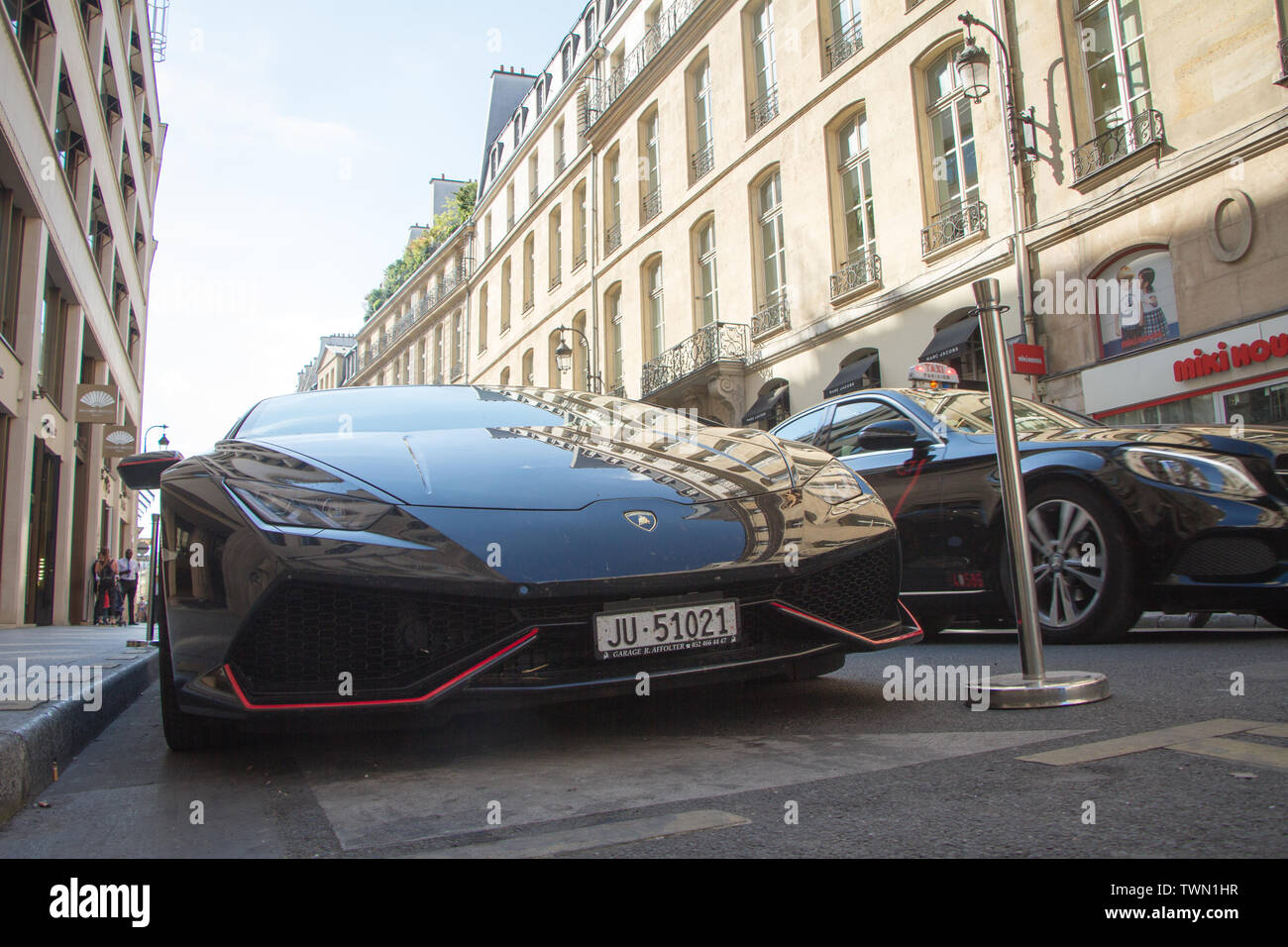 Paris, France - Juillet 06, 2018 : Lamborghini noire garée près de l'hôtel sur la rue de Paris Banque D'Images