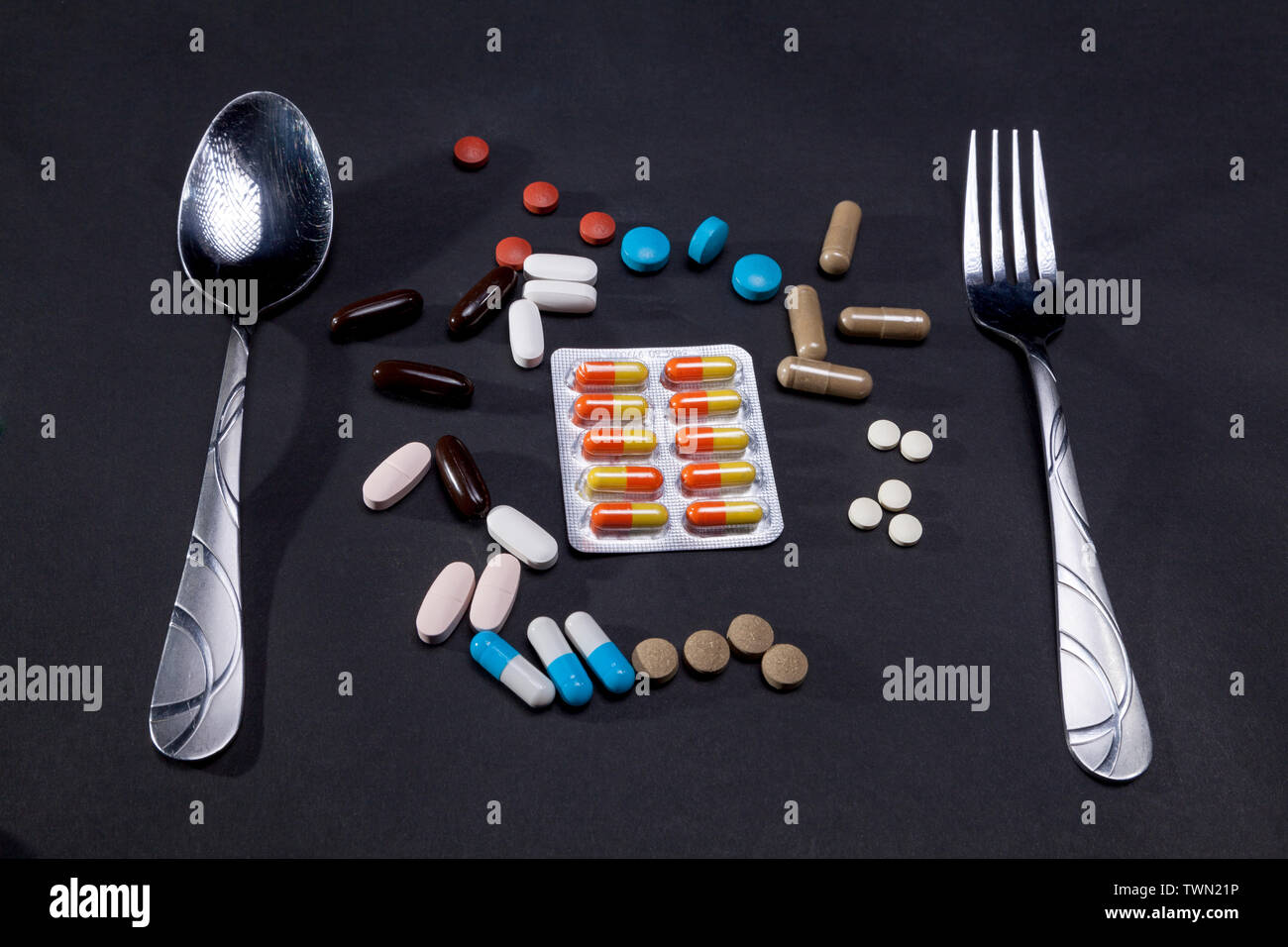 Réglage de tir isolé place avec supplément alimentaire et pharmacie médicaments sur fond noir Banque D'Images