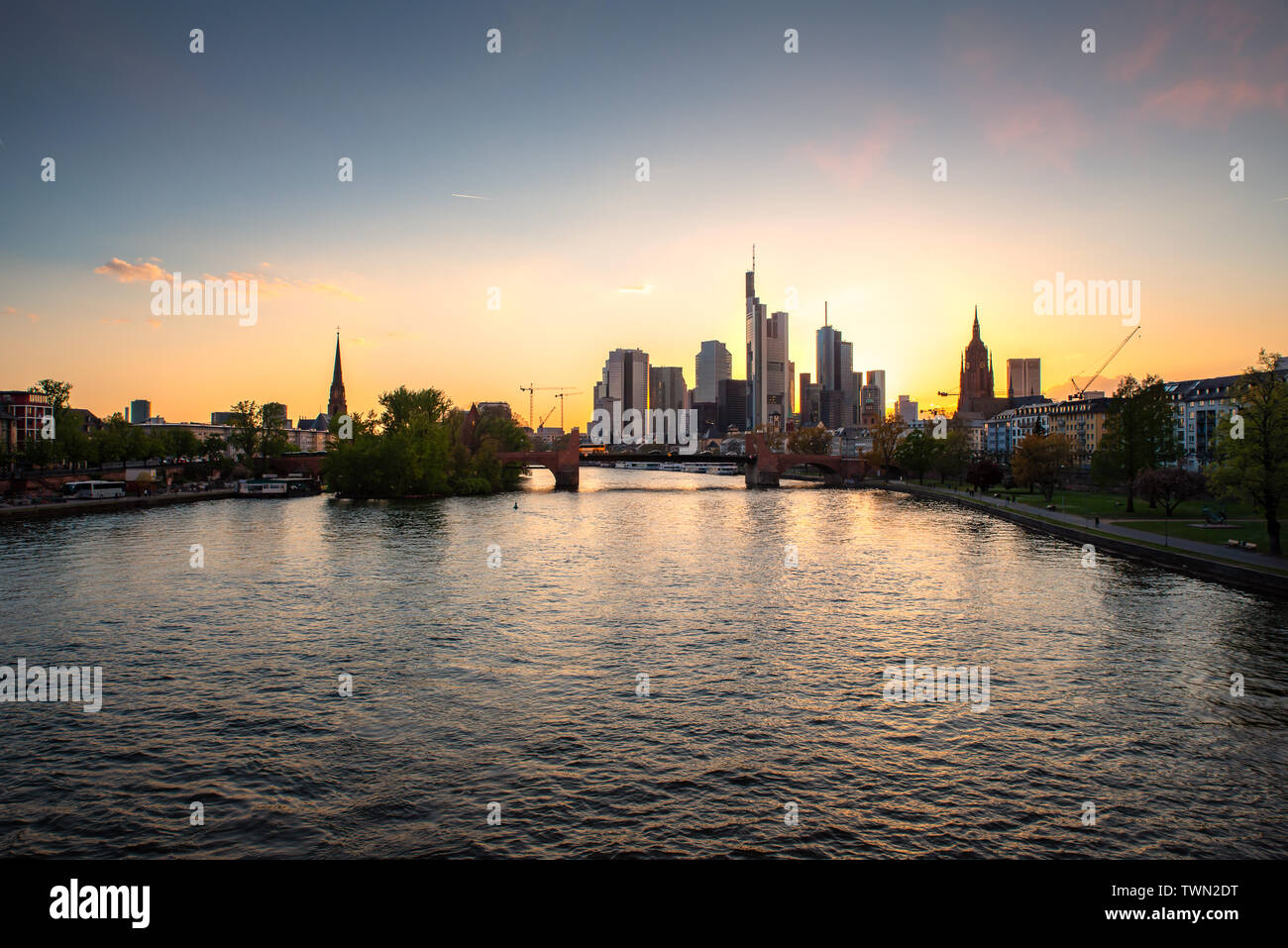 Frankfurt am Main paysage urbain avec la construction de gratte-ciel au coucher du soleil à Frankfurt, Allemagne. Banque D'Images