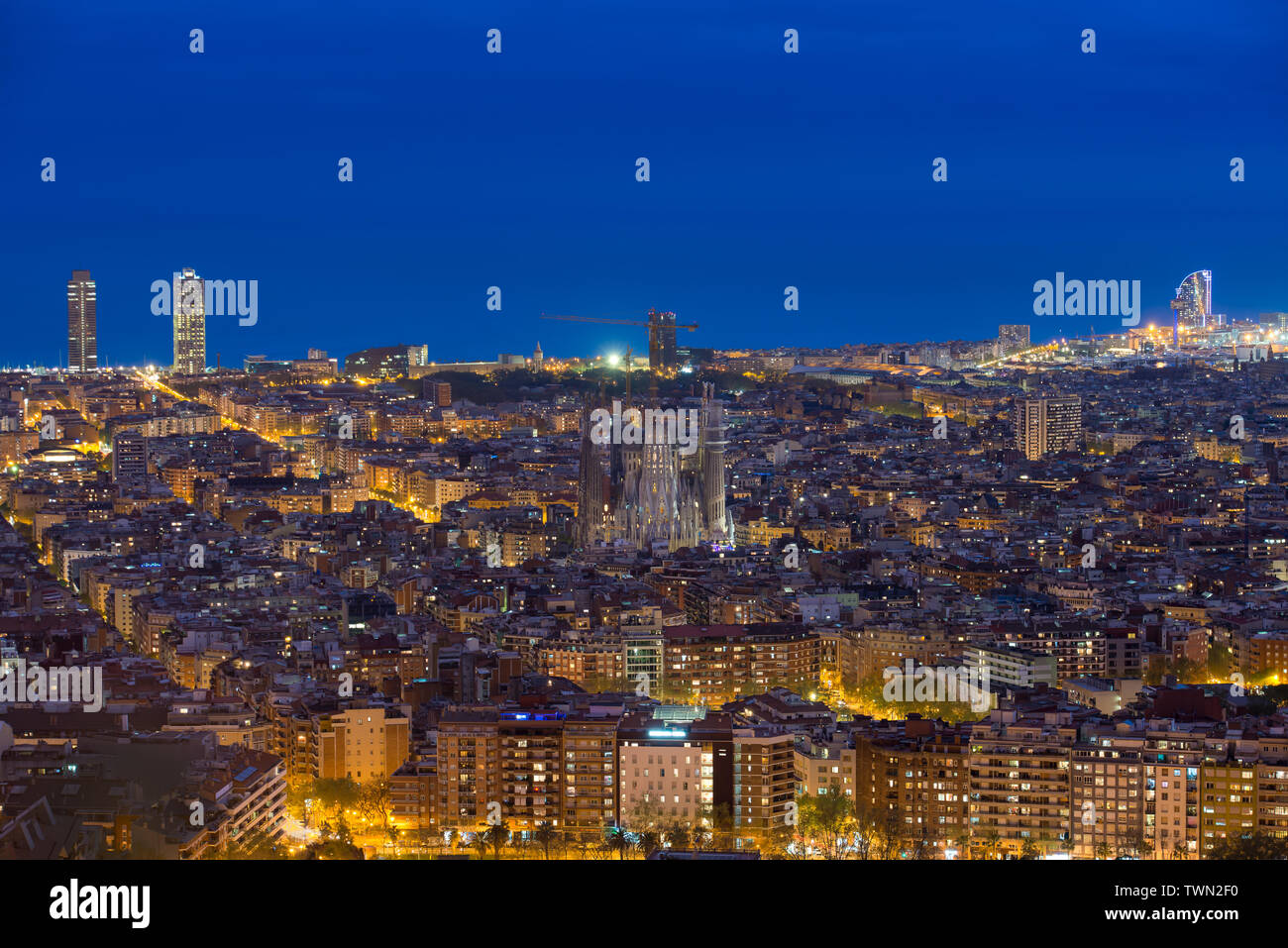 Vue de dessus de l'horizon de la ville de Barcelone au cours de soir à Barcelone, Catalogne, Espagne. Banque D'Images