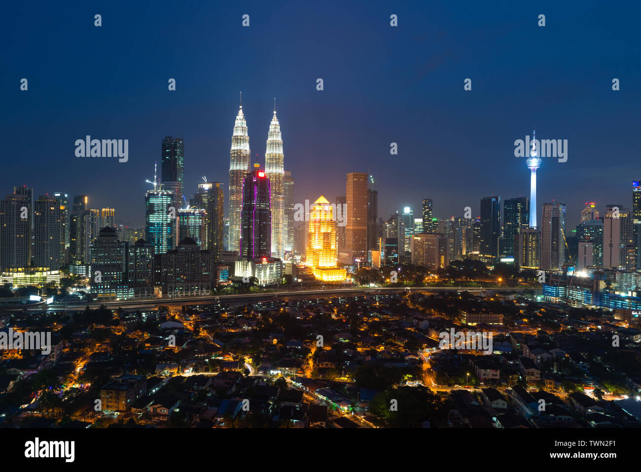 La ville de Kuala Lumpur. Vue panoramique sur les toits de la ville de Kuala Lumpur au lever du soleil, la vue des gratte-ciel et Tours Petronas en Malaisie. Banque D'Images