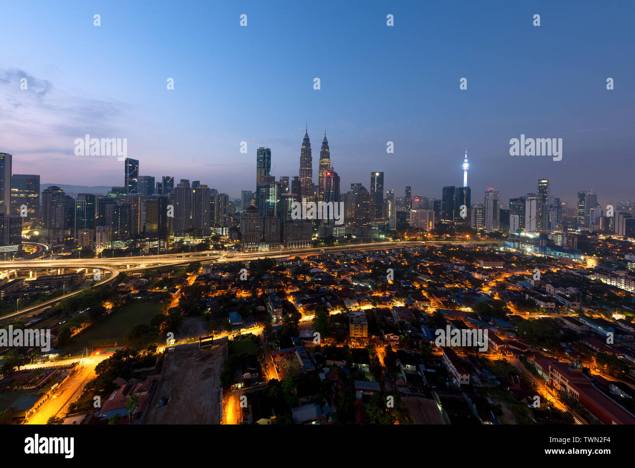 La ville de Kuala Lumpur. Vue panoramique sur les toits de la ville de Kuala Lumpur au lever du soleil, la vue des gratte-ciel en construction en Malaisie. Banque D'Images