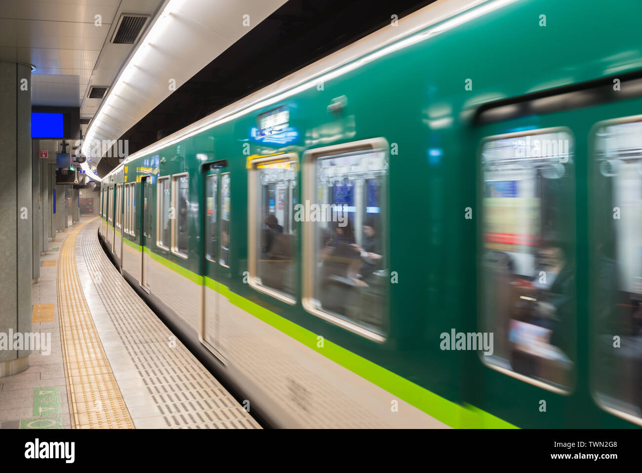 Intérieur d'une station de métro de Tokyo et de la plate-forme avec les usagers du métro à Tokyo, Japon. Banque D'Images