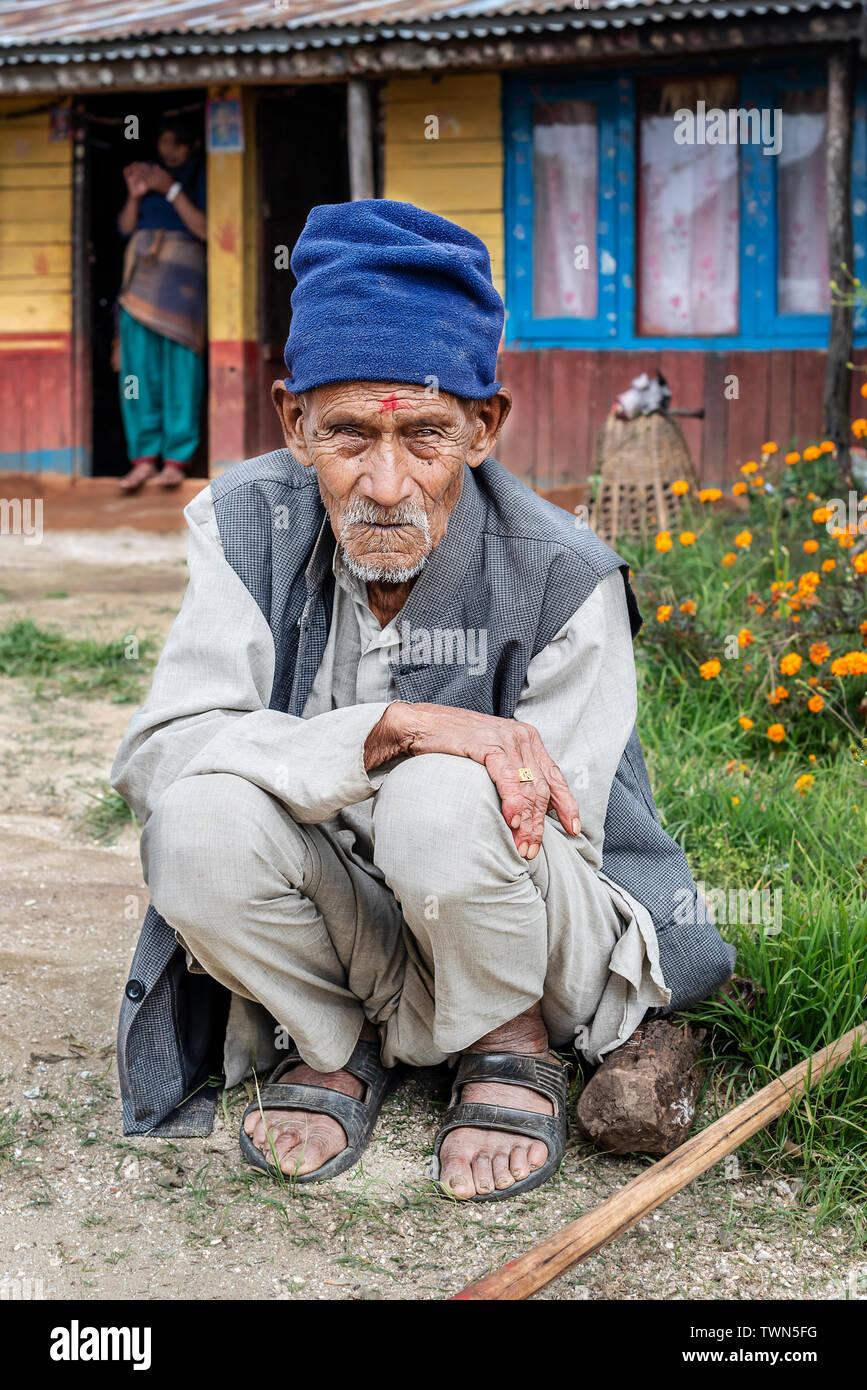 Chisapani, Népal - Oct 17, 2018 : Portrait du vieil homme dans le village près de Chisapani, Népal juste à la périphérie de Shivapuri Nagarjun Par National Banque D'Images