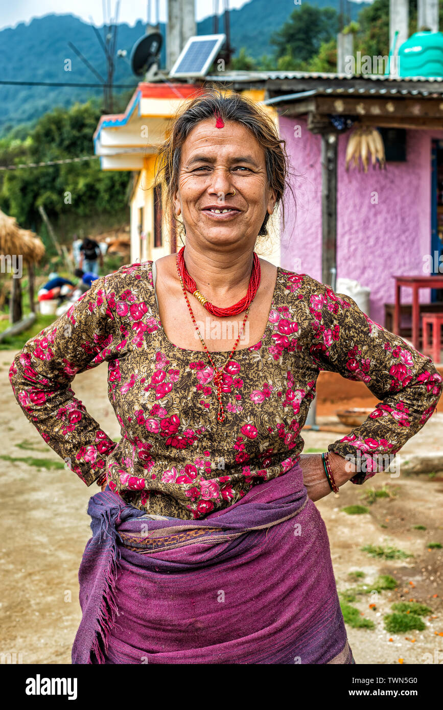 Chisapani, Népal - Oct 17, 2018 : Portrait de la femme de la ferme près de Chisapani, Népal juste à la périphérie de Shivapuri Nagarjun Parc National. Banque D'Images