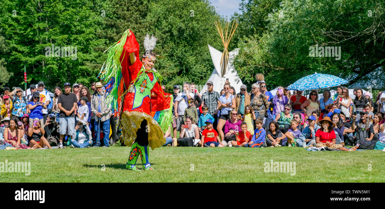 Danseur pow wow à la célébration de la Journée nationale autochtone, Trout Lake, Vancouver, British Columbia, Canada Banque D'Images