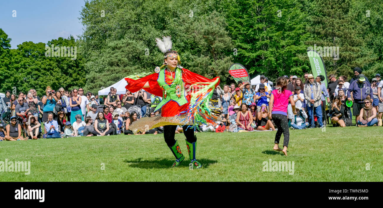 Danseur pow wow à la célébration de la Journée nationale autochtone, Trout Lake, Vancouver, British Columbia, Canada Banque D'Images