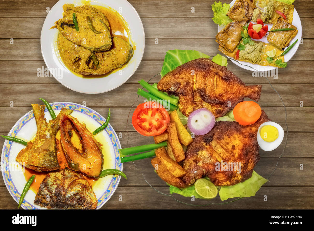 La cuisine indienne (aliments pour poissons plats) sur l'affichage comprenant des poissons frits pomfret avec rohu poisson et curry de poisson hilsa Banque D'Images