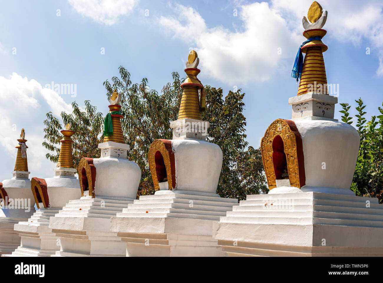 Voir à les stupas au monastère Thrangu Tashi Yangtse complexe appelé Namo Buddha monastère au Népal. Construire à l'endroit où le prince a donné son corps Banque D'Images