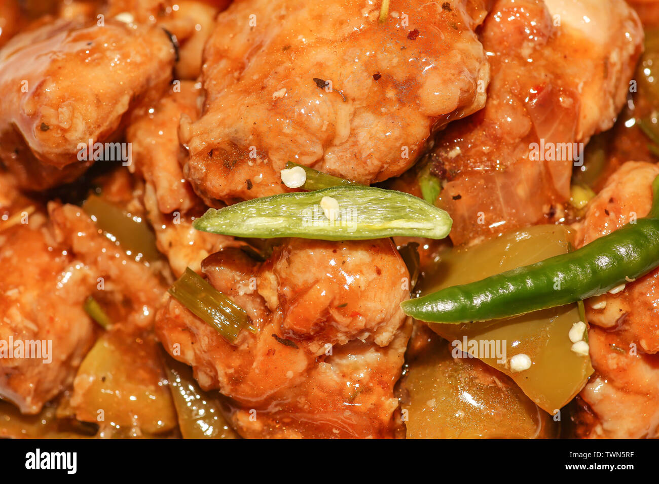 La nourriture indienne épicée préparée avec du poulet en sauce servi avec sauce au piment vert. Poulet au Chili est un plat populaire en Chine servi avec riz frit Banque D'Images
