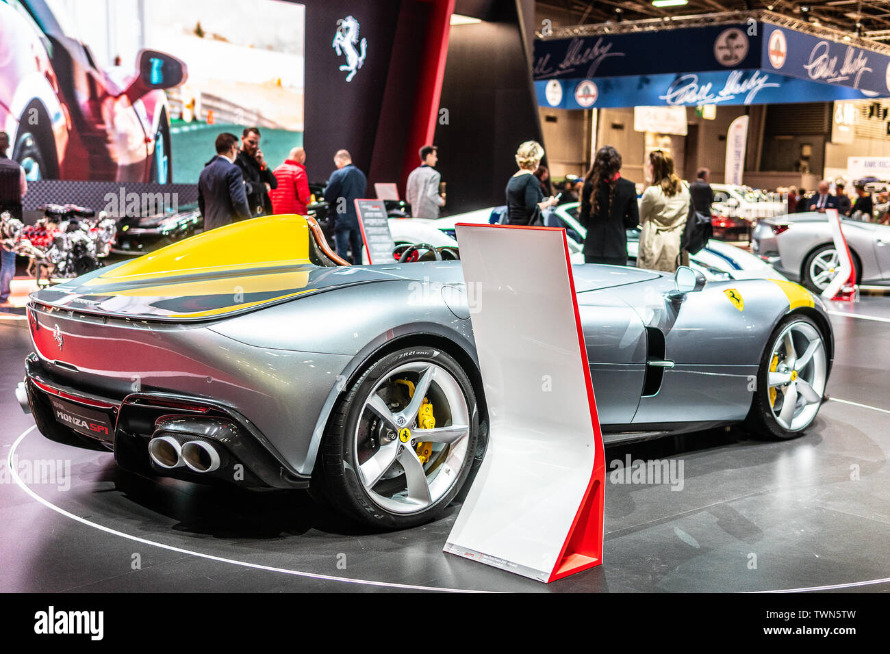 Paris, France, Octobre 04, 2018 : Ferrari Monza SP1 au Mondial de l'Automobile de Paris, voiture de sport produite par le constructeur italien Ferrari Banque D'Images