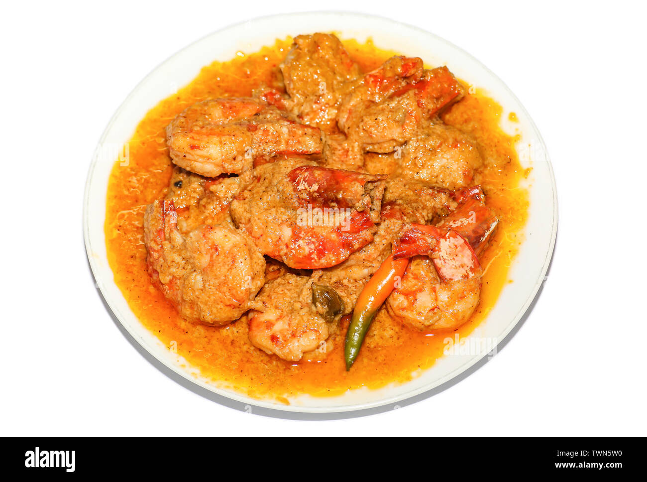 La nourriture épicée indienne curry de crevettes préparées à la noix de coco servi comme accompagnement avec du riz isolé sur fond blanc Banque D'Images