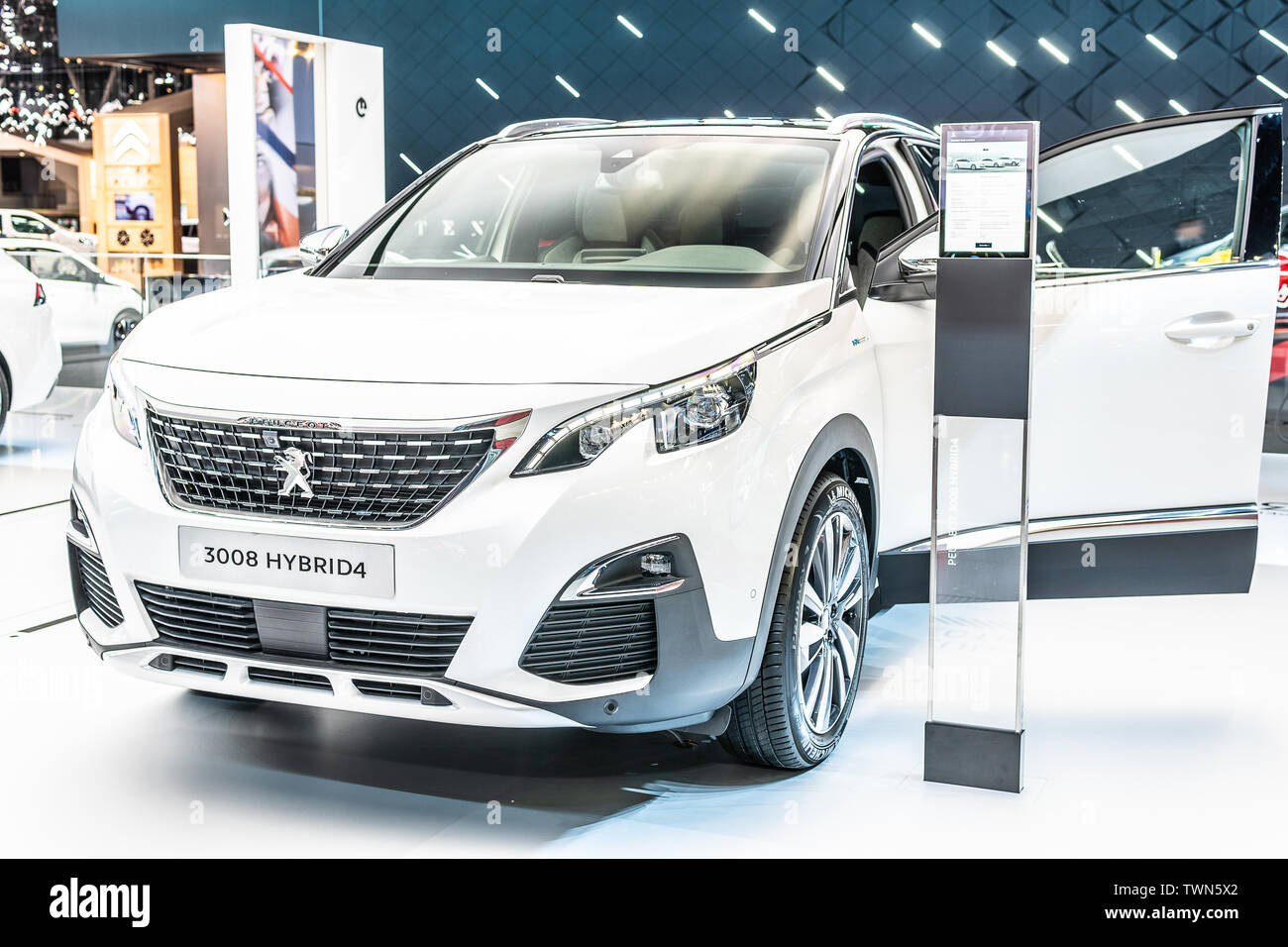 Paris, France, Oct 2018 blanc métallique nouvelle hybride electrique Peugeot 3008 Hybrid4 II, Mondial de l'Automobile de Paris, 2e gen voiture produite par Peugeot Banque D'Images