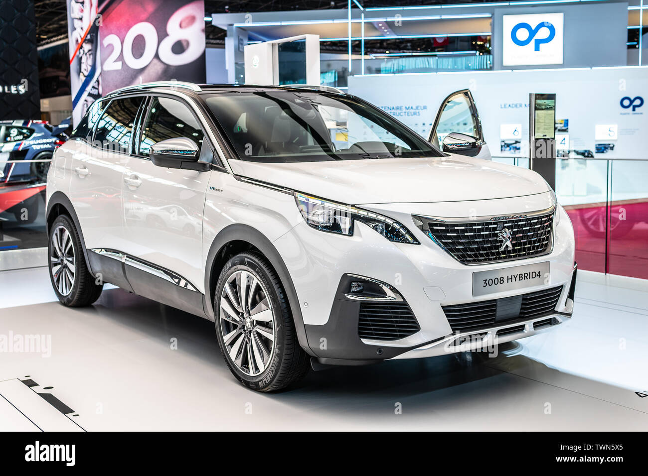 Paris, France, Oct 2018 blanc métallique nouvelle hybride electrique Peugeot 3008 Hybrid4 II, Mondial de l'Automobile de Paris, 2e gen voiture produite par Peugeot Banque D'Images