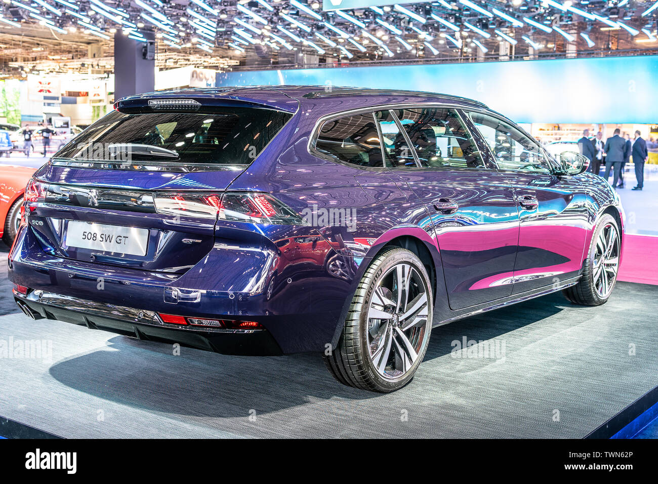 Paris, France, Octobre 05, 2018 : metallic purple tous nouvelle Peugeot 508 SW GT Break Combi au Mondial Automobile de Paris, voiture produite par Peugeot Banque D'Images