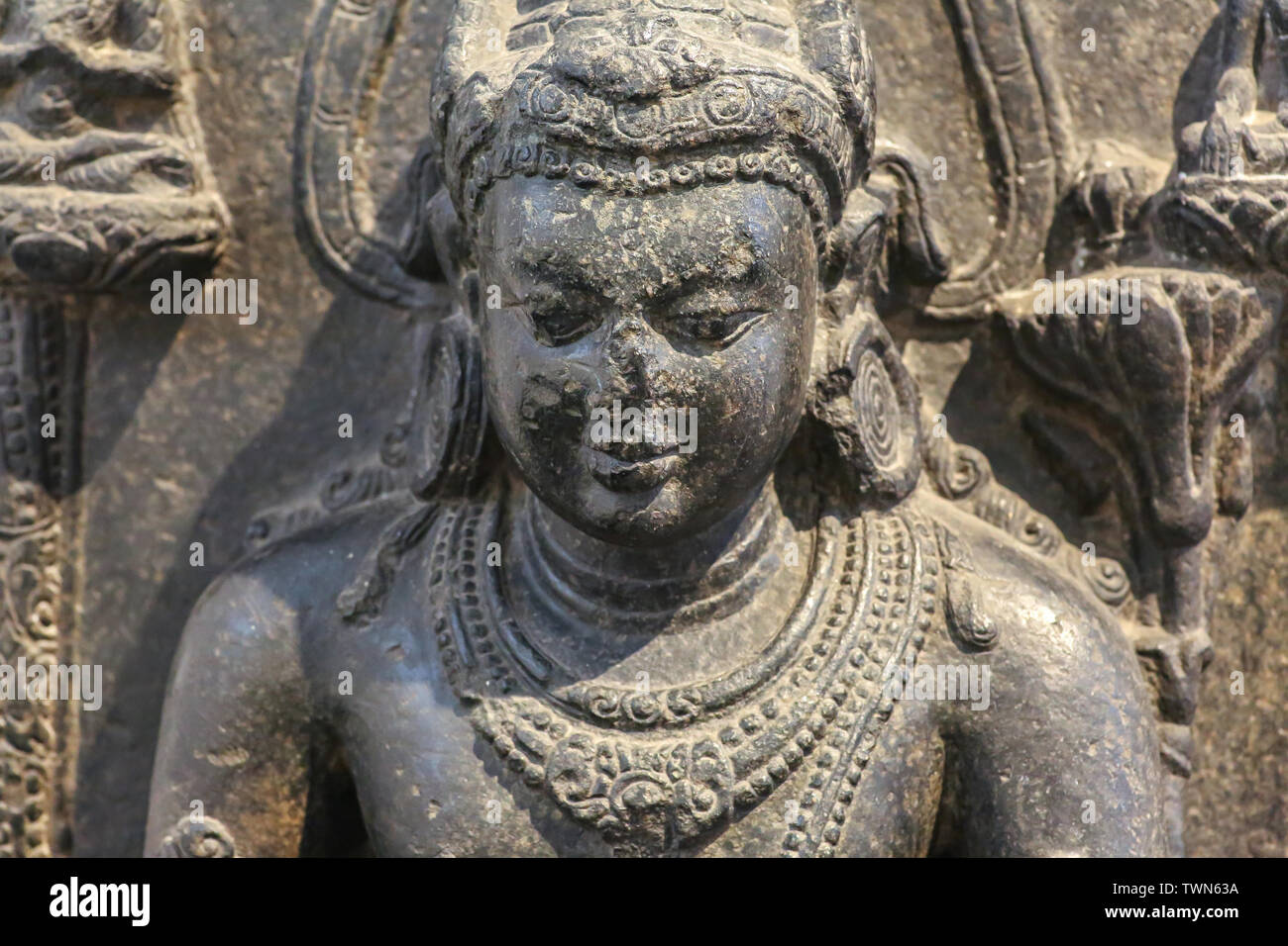 La déesse indienne médiévale sculpture Avalokitesvara face closeup view fait de chlorure de pierre xie siècle ère commune Banque D'Images