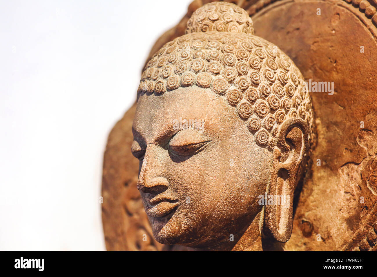 Ancienne sculpture en grès de la tête de Gautam Bouddha à côté macro vue du cinquième siècle ère commune Banque D'Images