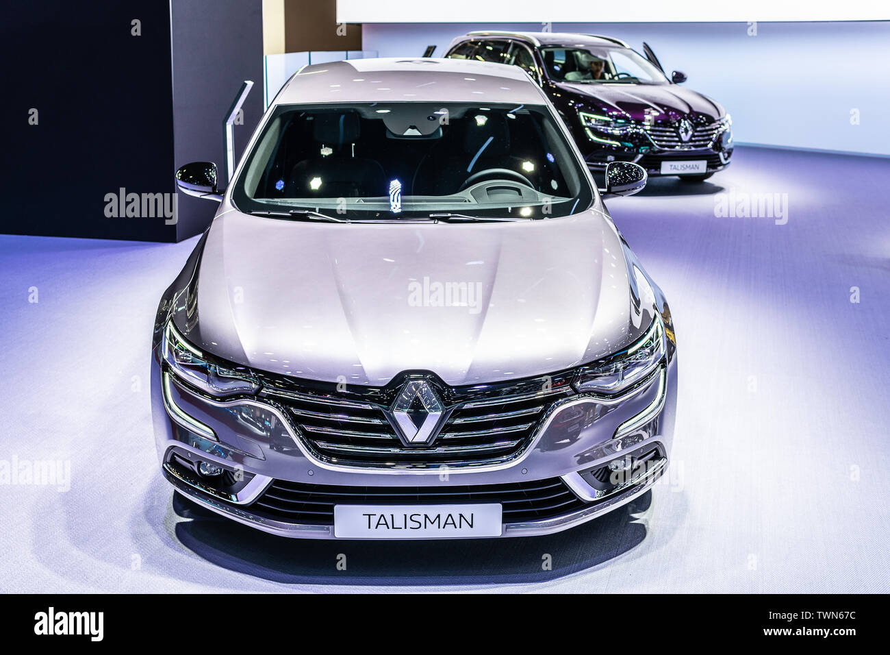 Paris, France, Oct 05, 2018 : argent métallique Talisman Renault Limousine berline au Mondial Automobile de Paris, produit par le français Renault Banque D'Images