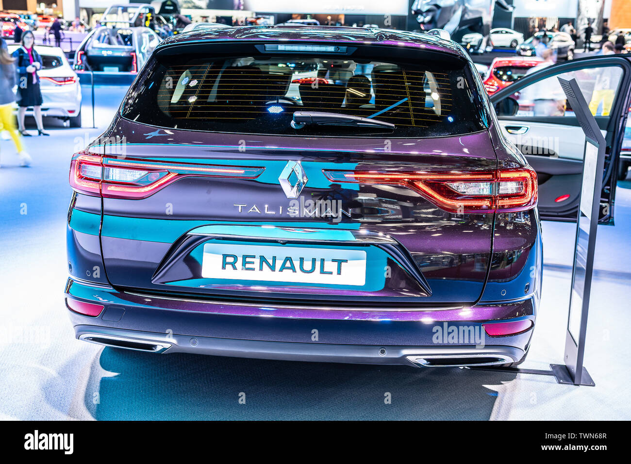 Paris, France, Oct 2018 Talisman Grandtour Renault violet, Mondial de l'Automobile de Paris, produit par le constructeur automobile français Renault multinationale Banque D'Images