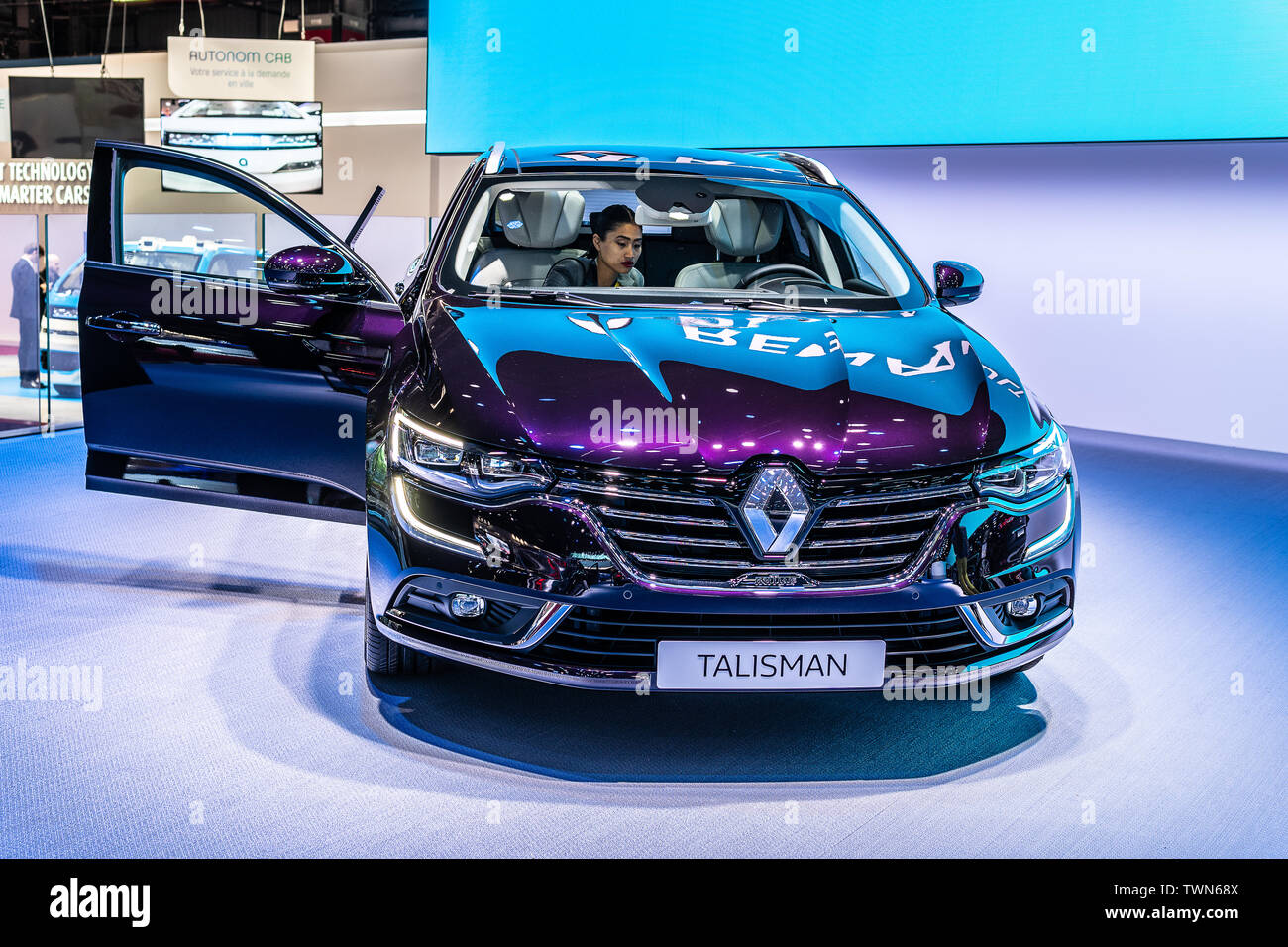 Paris, France, Oct 2018 Talisman Grandtour Renault violet, Mondial de l'Automobile de Paris, produit par le constructeur automobile français Renault multinationale Banque D'Images