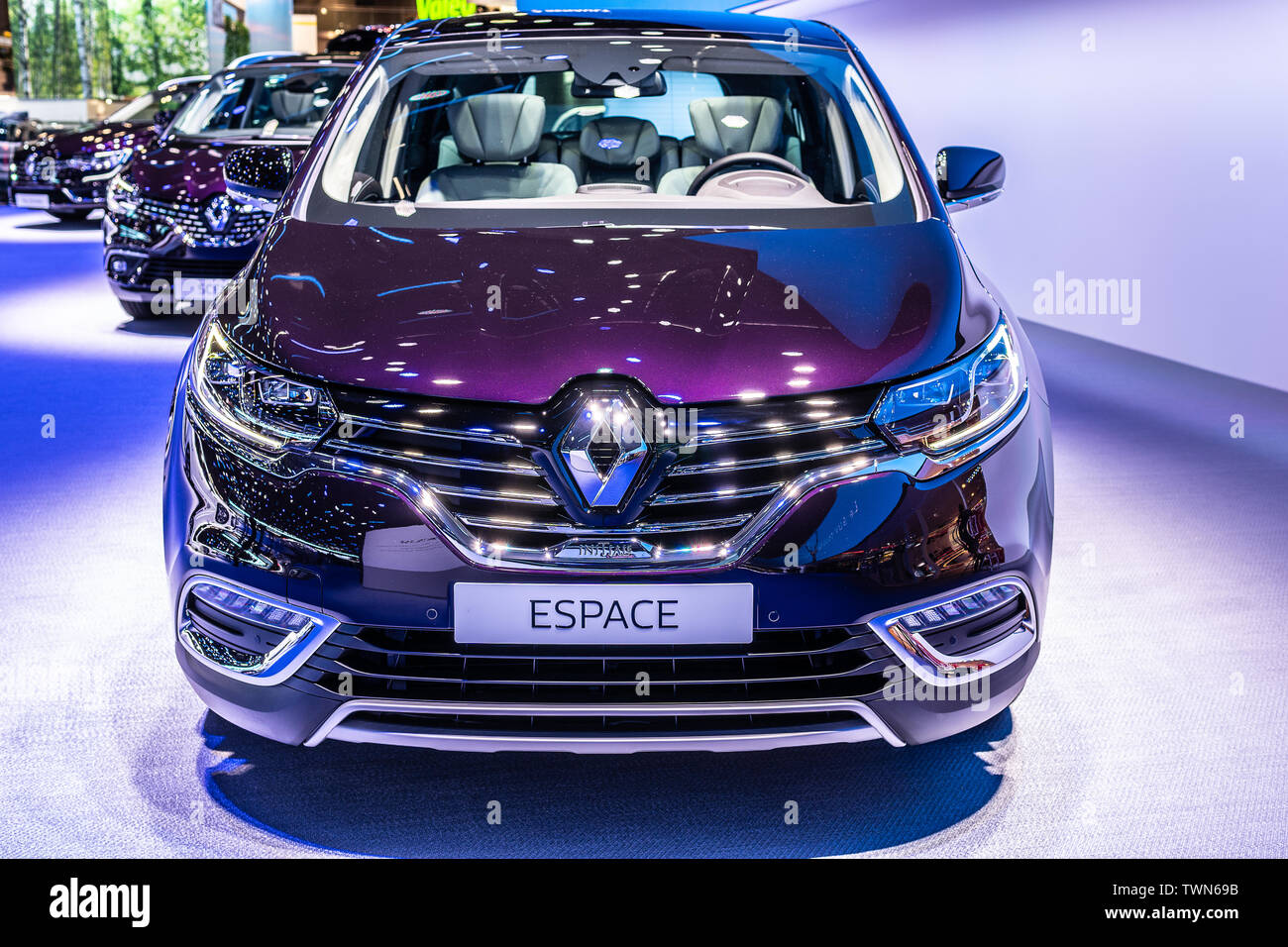https://c8.alamy.com/compfr/twn69b/paris-france-oct-05-2018-renault-espace-v-violet-metallique-au-mondial-automobile-de-paris-5e-generation-multisegment-de-luxe-de-taille-moyenne-fabrique-par-renault-twn69b.jpg