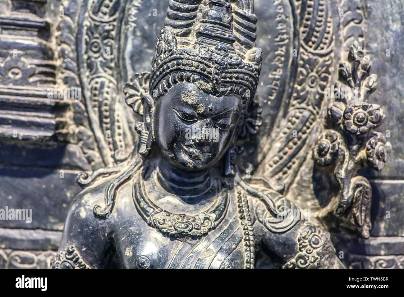 La déesse indienne médiévale Maitreya fabriqués à partir de basalte de la sculpture sur pierre de l'onzième siècle ap. Banque D'Images