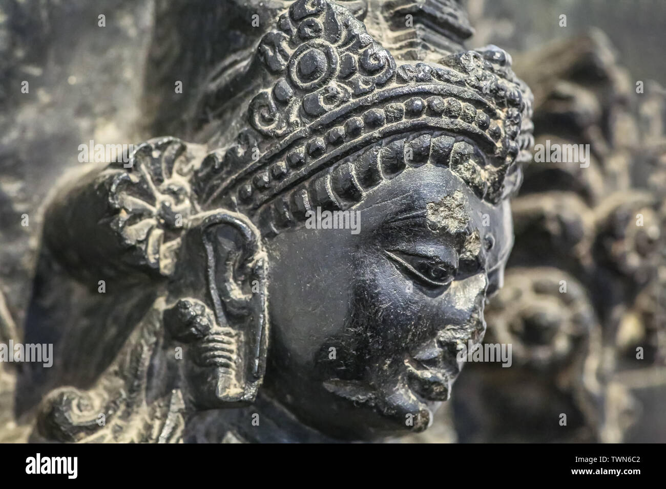 La déesse indienne médiévale Maitreya fabriqués à partir de basalte de la sculpture sur pierre de l'onzième siècle ap. Banque D'Images
