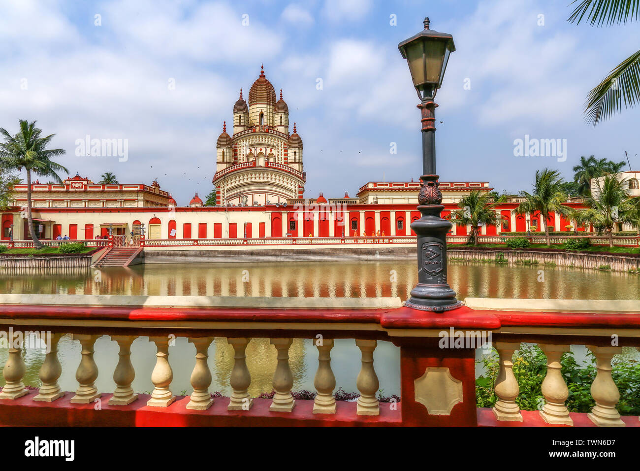 Á Dakshineshwar antique temple de Kali à Kolkata avec vue sur étang attenant. Célèbre temple hindou sur les rives du Gange. Banque D'Images