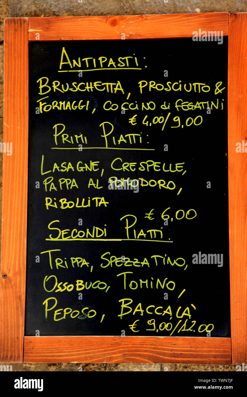 Menu Tableau noir à l'extérieur d'un restaurant en Toscane Italie Banque D'Images Menu Tableau noir à l'extérieur d'un restaurant en Toscane Italie Banque D'Images