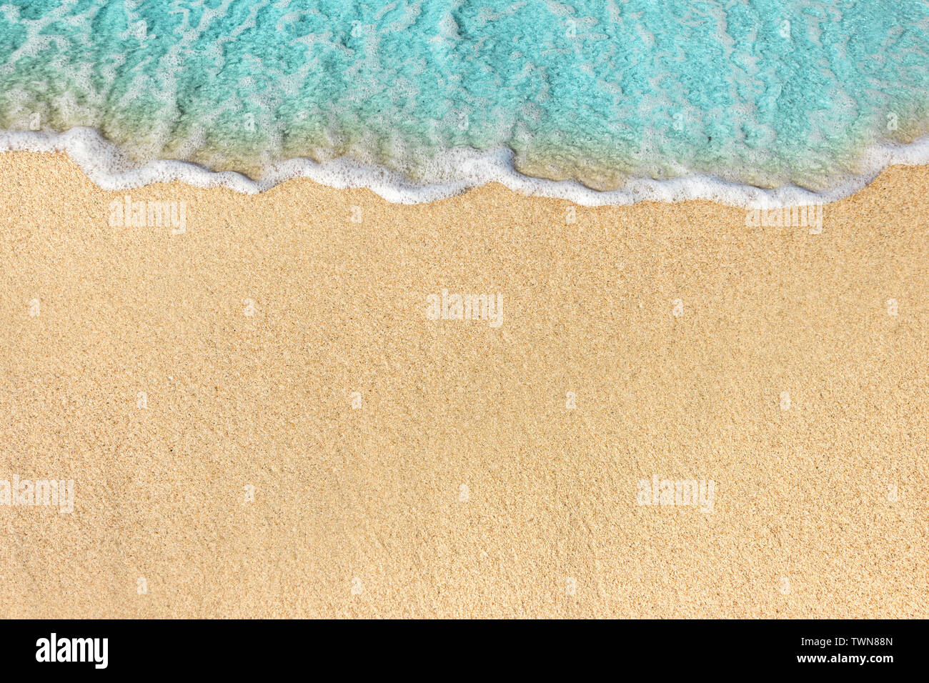 Vagues douces avec de la mousse de l'océan sur la plage de sable contexte Banque D'Images